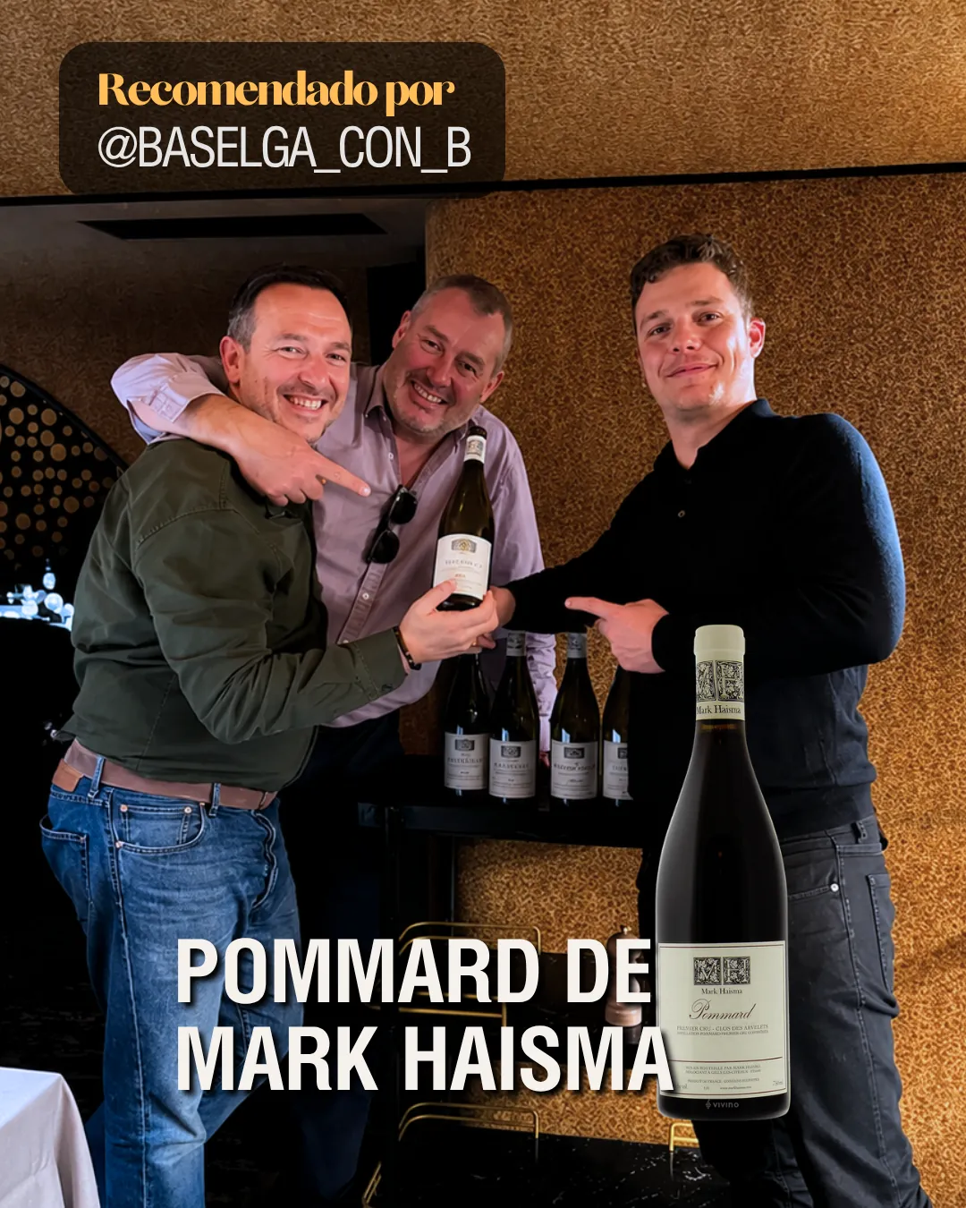 Tres personas brindando y señalando una botella de Pommard de Mark Haisma
